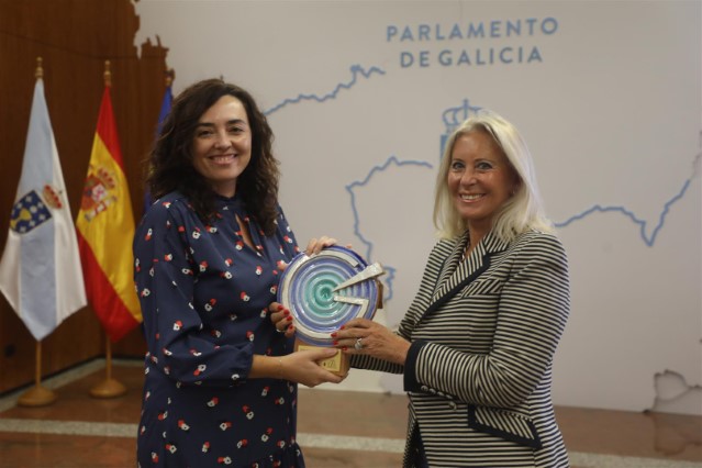 Dona Fátima Carmena Mayorga, en nome da Axencia Nasas, recolle o premio á creatividade na modalidade de Internet.